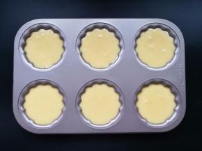将面糊倒入玛德琳模具中，八九分满。