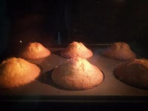 烤箱上下火180度预热十分钟，模具放中层，烤18-20分钟，至表面金黄色就烤好了。