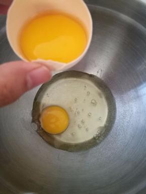 将鸡蛋打入干净无油无水的盆中。