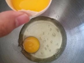 将鸡蛋打入干净无油无水的盆中。