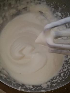 打到面糊开始出现纹路，几秒不会小时，打蛋器提起有小弯钩，就打好了。