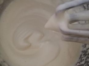 打到面糊开始出现纹路，几秒不会小时，打蛋器提起有小弯钩，就打好了。