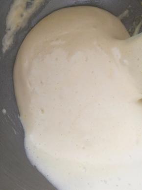 用硅胶刮刀切拌均匀。