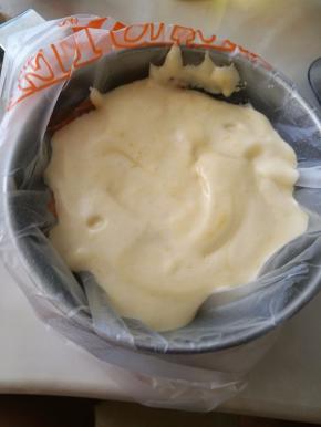 倒入玉米油，继续快速并温柔的切拌均匀，然后大面糊装进裱花袋中。