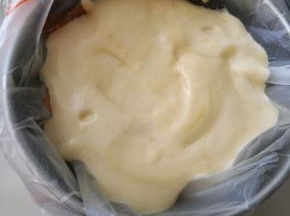 倒入玉米油，继续快速并温柔的切拌均匀，然后大面糊装进裱花袋中。