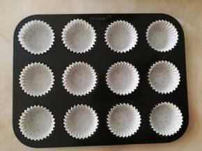 学厨模具中放入小纸托