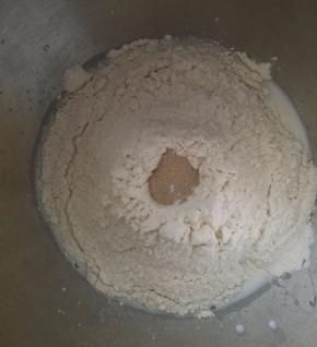 将除掉抹茶粉，紫薯粉，黄油，蜜豆的所有材料放入厨师机中，揉到扩展阶段。