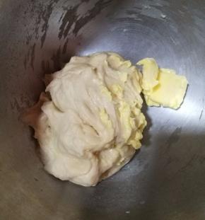 加入软化的黄油