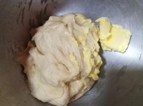加入软化的黄油