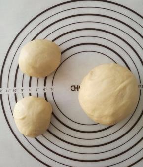 分出两个100g的面团，分别加入抹茶粉和紫薯粉。可以用手沾点水将彩色面团揉匀。