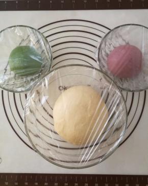 分别将三个面团盖上保鲜膜开始一发。