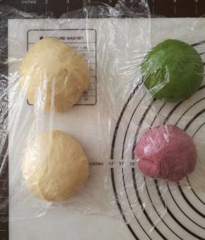 一发好的面团分别排气，白色面团平均分成两份，盖保鲜膜，松弛10分钟。