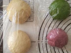 一发好的面团分别排气，白色面团平均分成两份，盖保鲜膜，松弛10分钟。