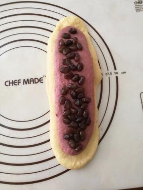 适当的在紫色面片上加上一点蜜红豆。