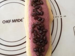 适当的在紫色面片上加上一点蜜红豆。