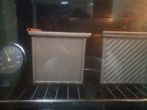 烤箱上下火165度预热十分钟，吐司盒放中下层，烤30分钟。烤好后及时把面包从模具中倒出晾凉即可。