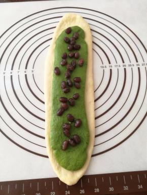 将面团全部卷起来，抹茶面团也是一样操作。