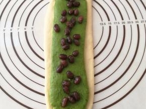 将面团全部卷起来，抹茶面团也是一样操作。