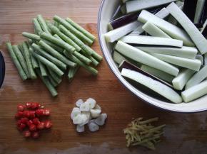 豆角用手摘断，茄子切长条，放入淡盐水中浸泡十分钟，蒜切片，姜切丝，小米椒切小段。