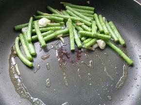 将豆角推至一边。