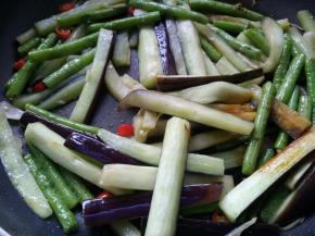 翻炒至茄子微软，放入李锦记天成一味特级鲜酱油。