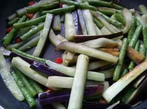 翻炒至茄子微软，放入李锦记天成一味特级鲜酱油。