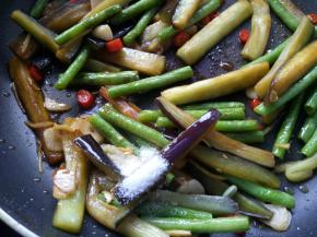 放适量的盐翻炒均匀。