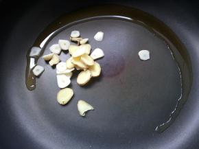 锅烧热后下入20克食用油，放入姜、蒜爆香。