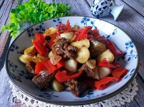 一道美味鲜香的蚝油高笋酱黄牛制作完成。