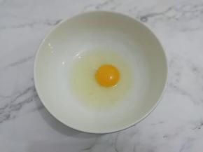 鸡蛋打入碗中搅拌均匀