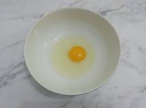 鸡蛋打入碗中搅拌均匀