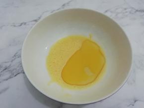 再加入植物油，充分搅匀