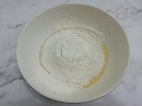 再把面粉筛入蛋液中搅拌均匀，然后合成面团，(要是干了再加入一点点水)然后放入冰箱冷藏30分钟