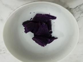 紫薯去皮切成片放入锅中蒸熟，然后取出放入碗中用勺子压成泥