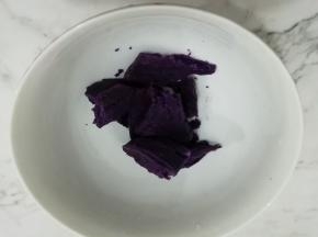 紫薯去皮切成片放入锅中蒸熟，然后取出放入碗中用勺子压成泥