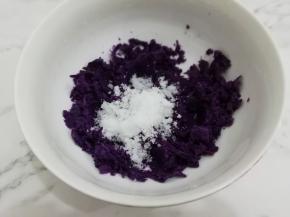 加入白糖搅拌均匀