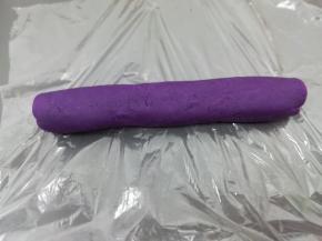将紫薯泥搓成圆柱形