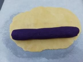 然后将紫薯泥放在面片上