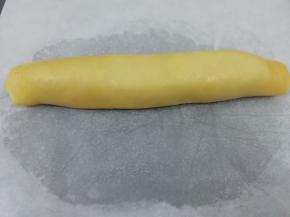 从一头将紫薯泥卷起