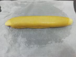 冷冻好的紫薯卷取出(切成块也可以，不切也可以)