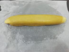 冷冻好的紫薯卷取出(切成块也可以，不切也可以)