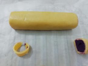 将两头切掉，然后刷上鸡蛋液，放入提前预热好的，烤箱中层180度25分钟(时间看自家的烤箱决定)