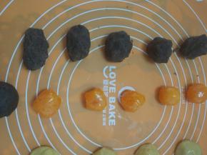 豆沙和蛋黄一起称40克一份，豆沙包好蛋黄备用。