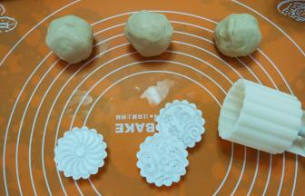 把桃山皮分成25克一个，可以混色，也可以单色。