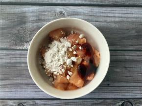 将鸡肉切丁或切片，加入适量生抽、淀粉、蚝油拌匀。