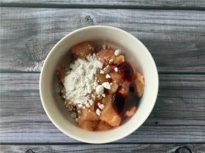 将鸡肉切丁或切片，加入适量生抽、淀粉、蚝油拌匀。