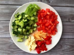 将黄瓜、番茄、莴苣切小丁，大蒜、泡姜切片，泡椒切段。