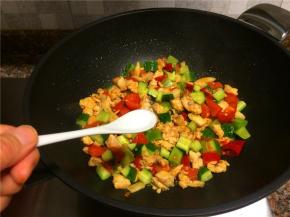 放入适量食盐翻炒10秒即可关火。