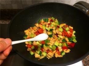 放入适量食盐翻炒10秒即可关火。