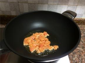 放入鸡肉快速翻炒至断生变色。